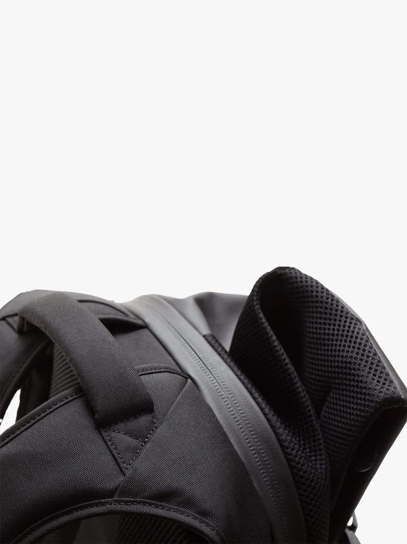 Isar M Obsidian Black
