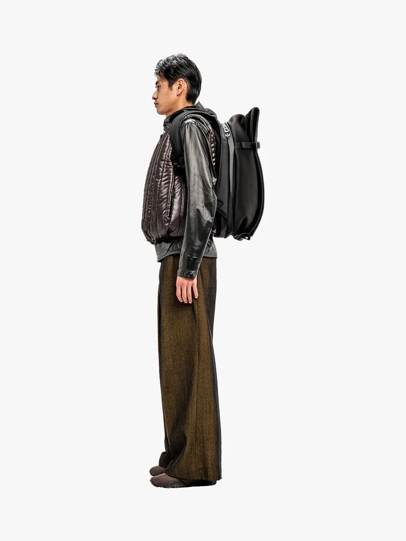 Isar M Obsidian Black