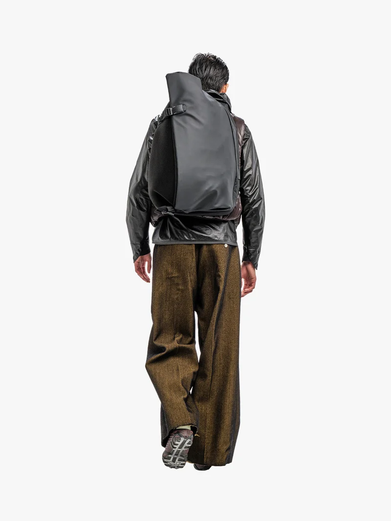 Isar M Obsidian Black