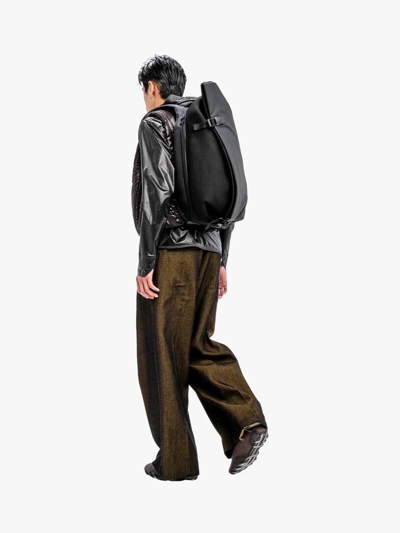 Isar M Obsidian Black