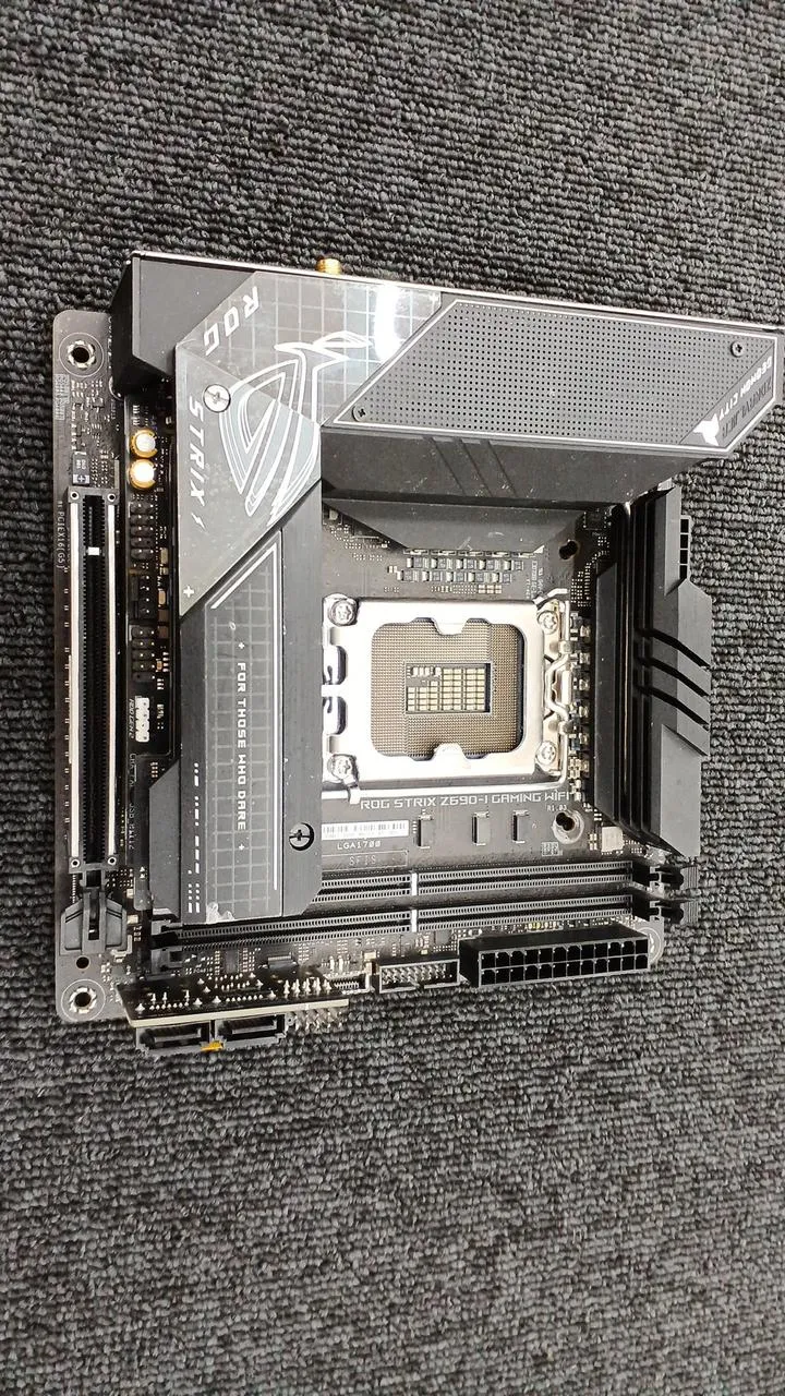 Carte mère ASUS ROG STRIX Z690-I GAMING WIFI