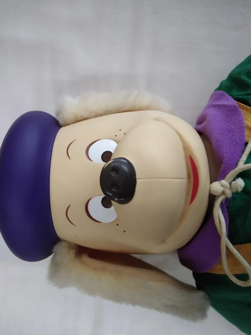 Peluche Takara en vinyle souple vert et gras