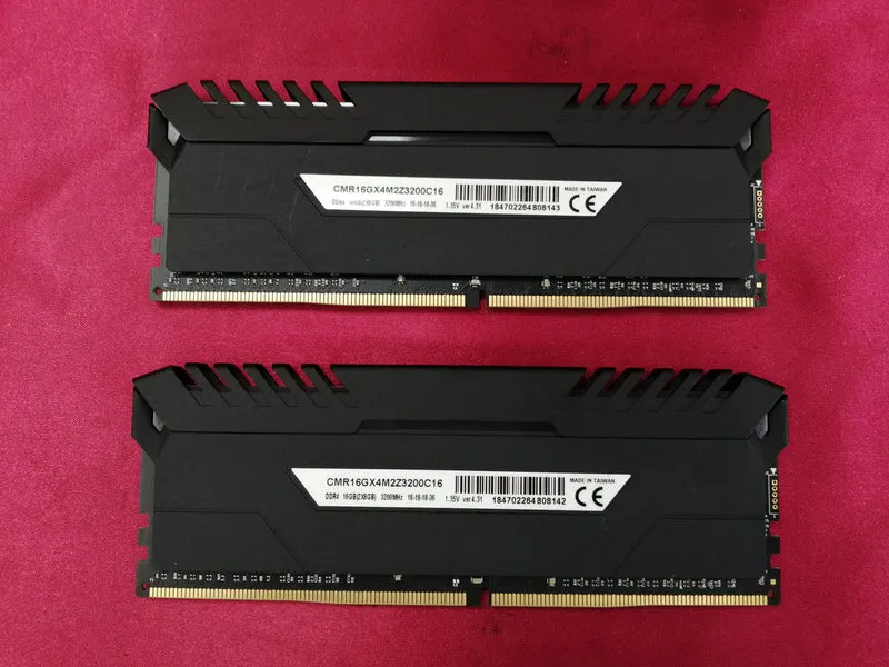 Mémoire CORSAIR CMR16GX4M2Z3200C16