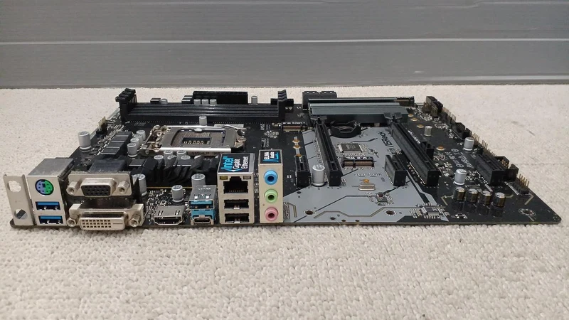 ASROCK Motherboard: Z39 PRO4