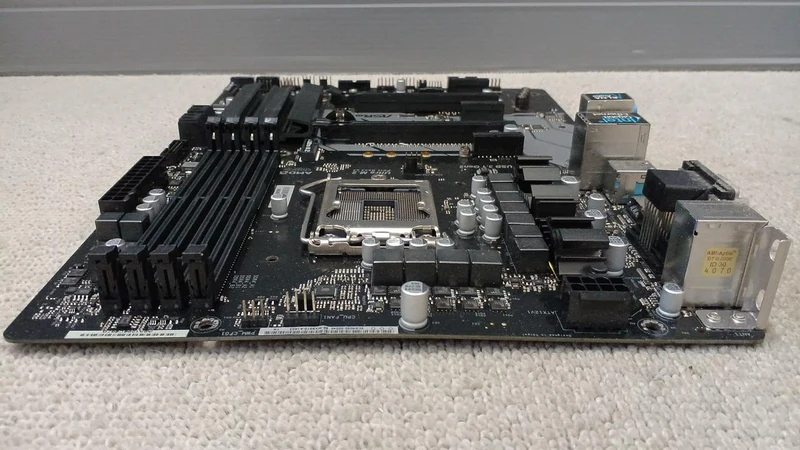 ASROCK Motherboard: Z39 PRO4