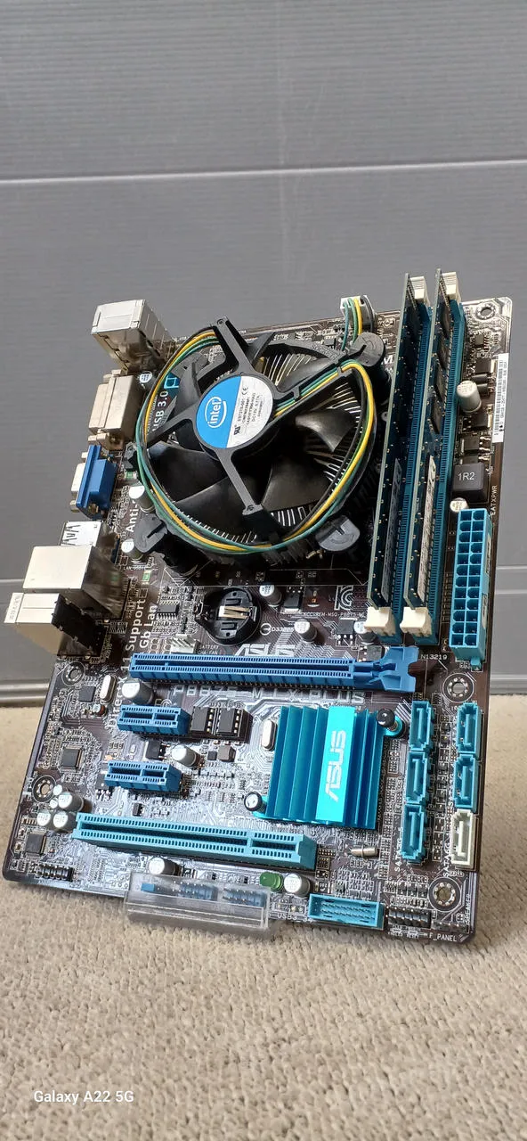 [À DÉCHETER] Carte mère ASUS avec processeur P8B75-M LX PLUS