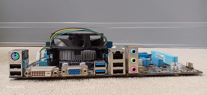 [À DÉCHETER] Carte mère ASUS avec processeur P8B75-M LX PLUS