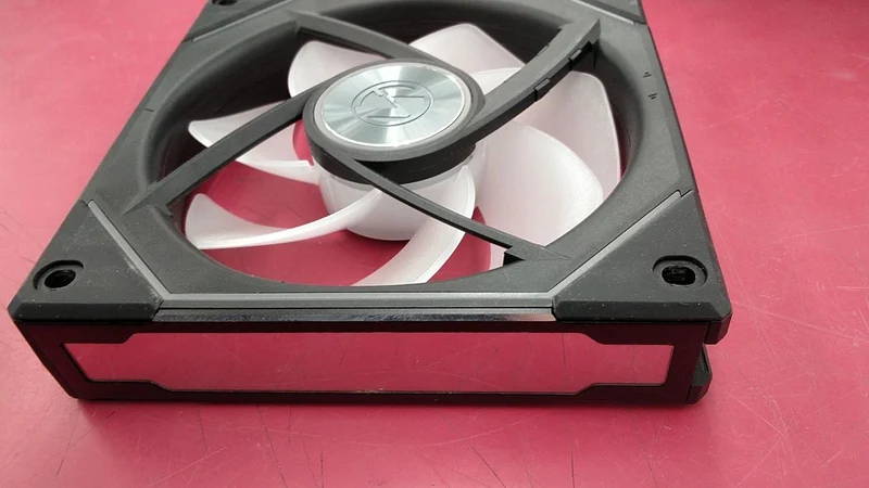 [JUNK] LIAN LI PC Case Fan LINI FAN SL-INF120