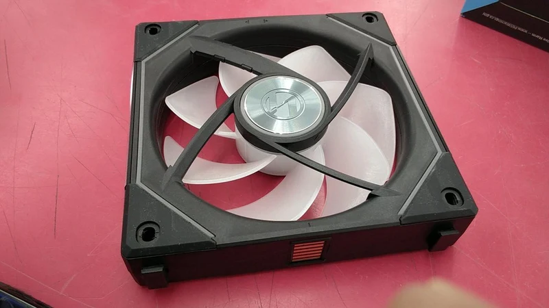 [JUNK] LIAN LI PC Case Fan LINI FAN SL-INF120