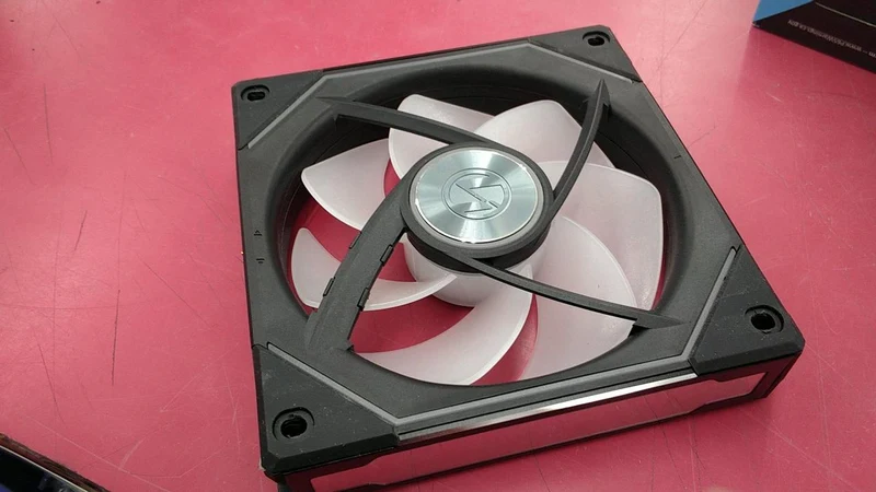[JUNK] LIAN LI PC Case Fan LINI FAN SL-INF120