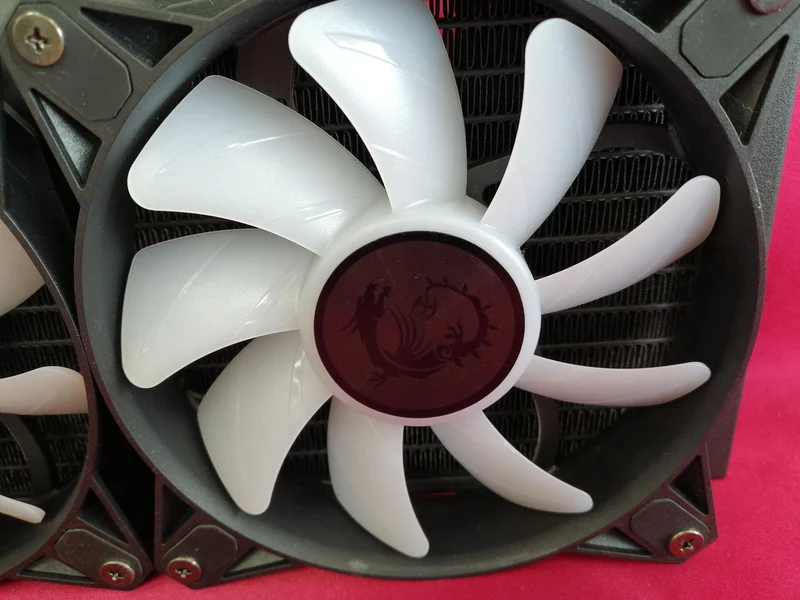 MSI Easy Swimming MAG CORELIQUID E240