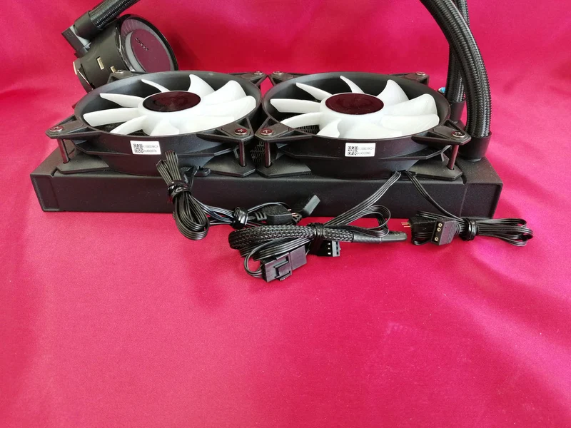 MSI Easy Swimming MAG CORELIQUID E240
