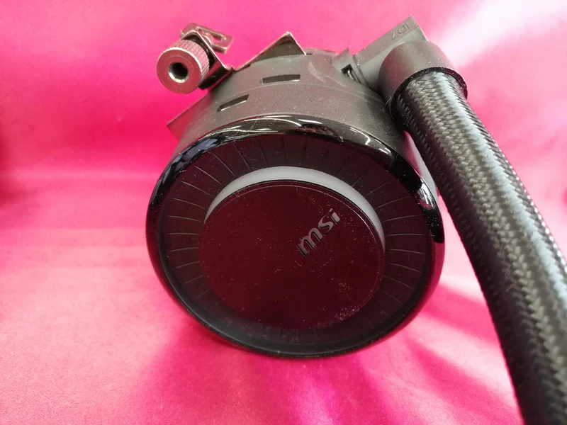 MSI Easy Swimming MAG CORELIQUID E240