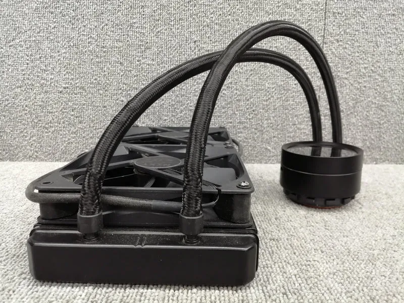 [À DÉCHETER] Refroidisseur de processeur à eau NZXT RL-KRX63-01