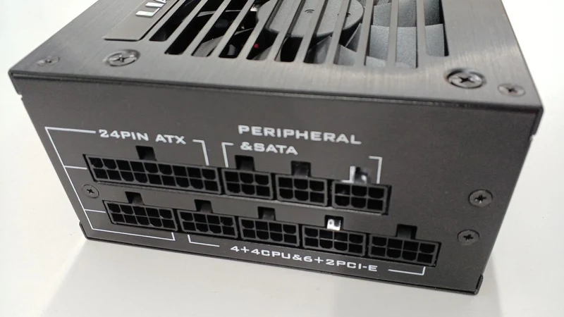 LIAN LI Power Supply Unit SP750