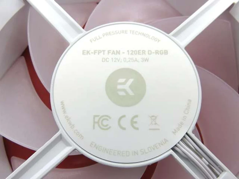 Refroidisseur d'eau tout-en-un EK-NUCLEUS CR360 LUX D-RGB