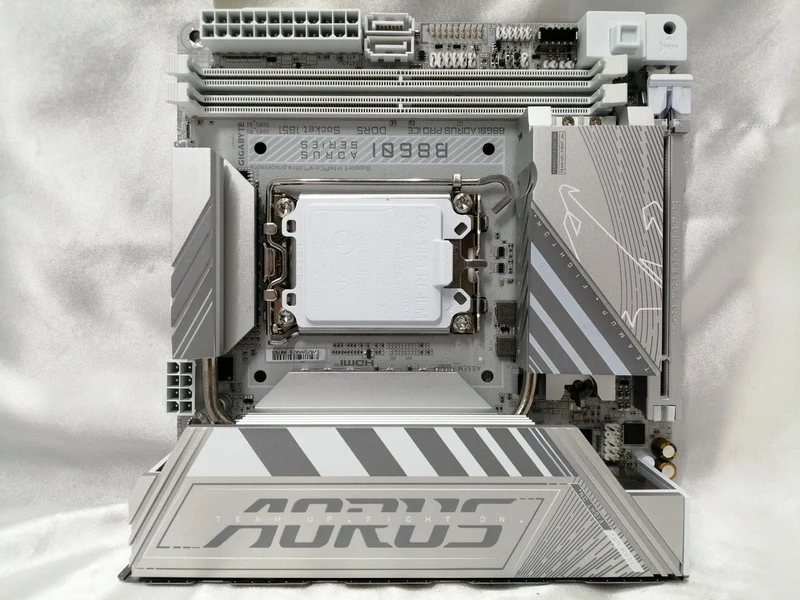 Carte mère GIGABYTE B860I