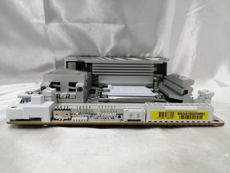 Carte mère GIGABYTE B860I