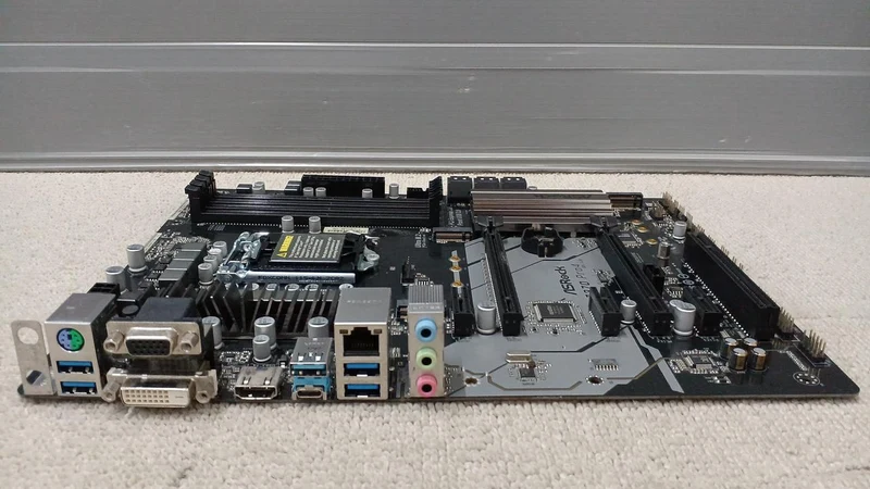 ASROCK Motherboard: Z370M PRO4