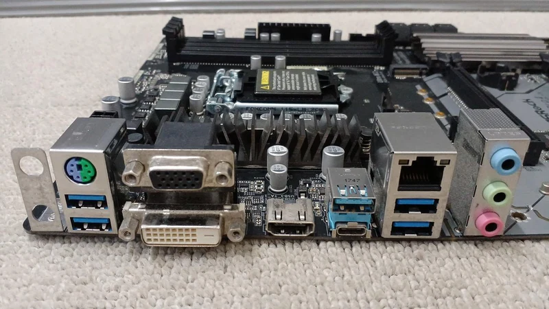 ASROCK Motherboard: Z370M PRO4