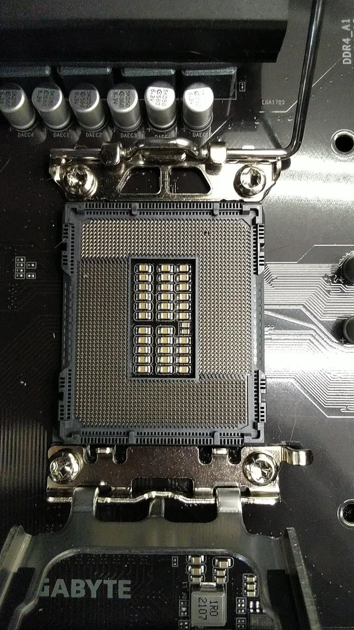 [À DÉCHETER] Carte mère Gigabyte Z790SDDR4