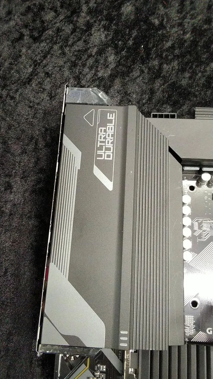 [À DÉCHETER] Carte mère Gigabyte Z790SDDR4