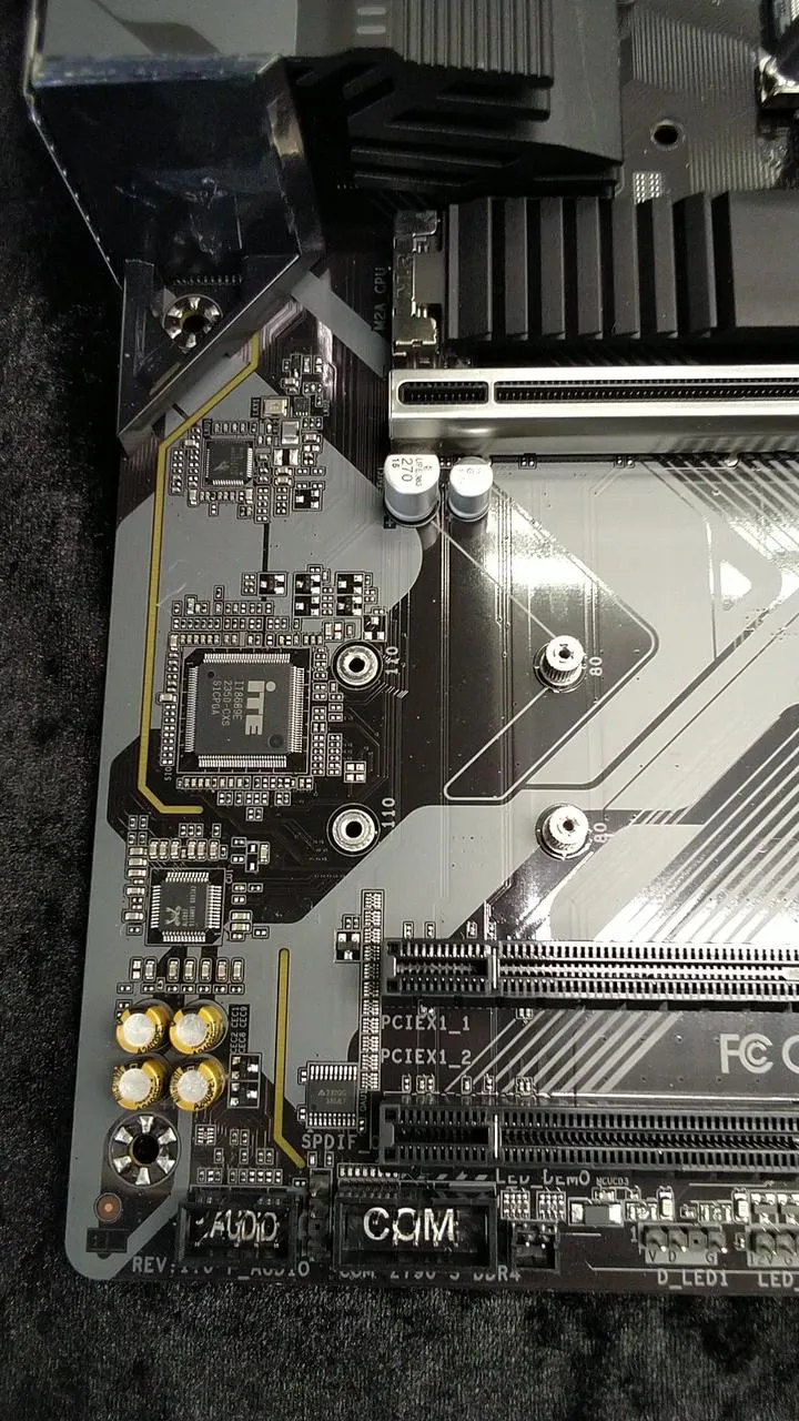 [À DÉCHETER] Carte mère Gigabyte Z790SDDR4