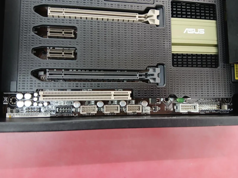 ASUS INTEL-compatible motherboard: SABERTOOTH P67