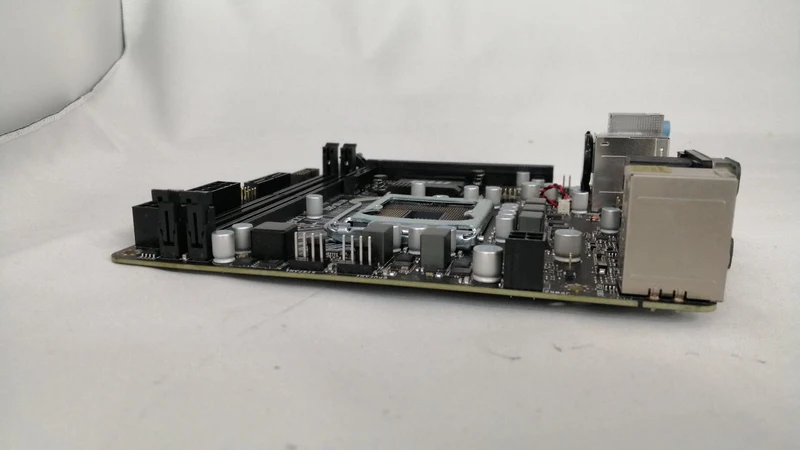 MSI Curboard H110I-S02