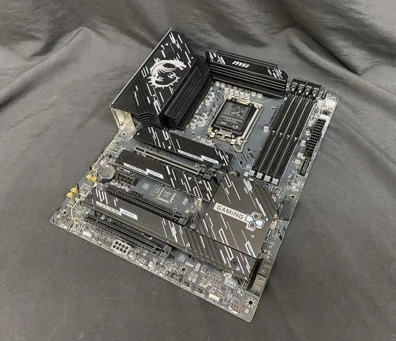 Carte mère MSI Z890 GAMING PLUS WIFI [Équipée du chipset Z890]