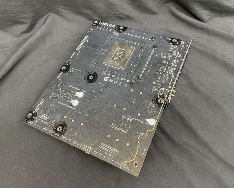 Carte mère MSI Z890 GAMING PLUS WIFI [Équipée du chipset Z890]