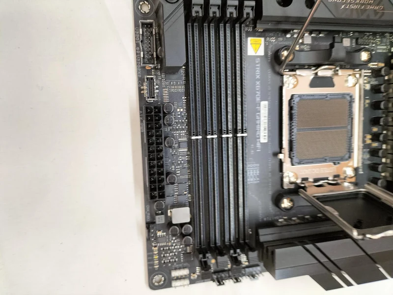 Carte mère ASUS ROG STRIX X670E-F compatible AMD