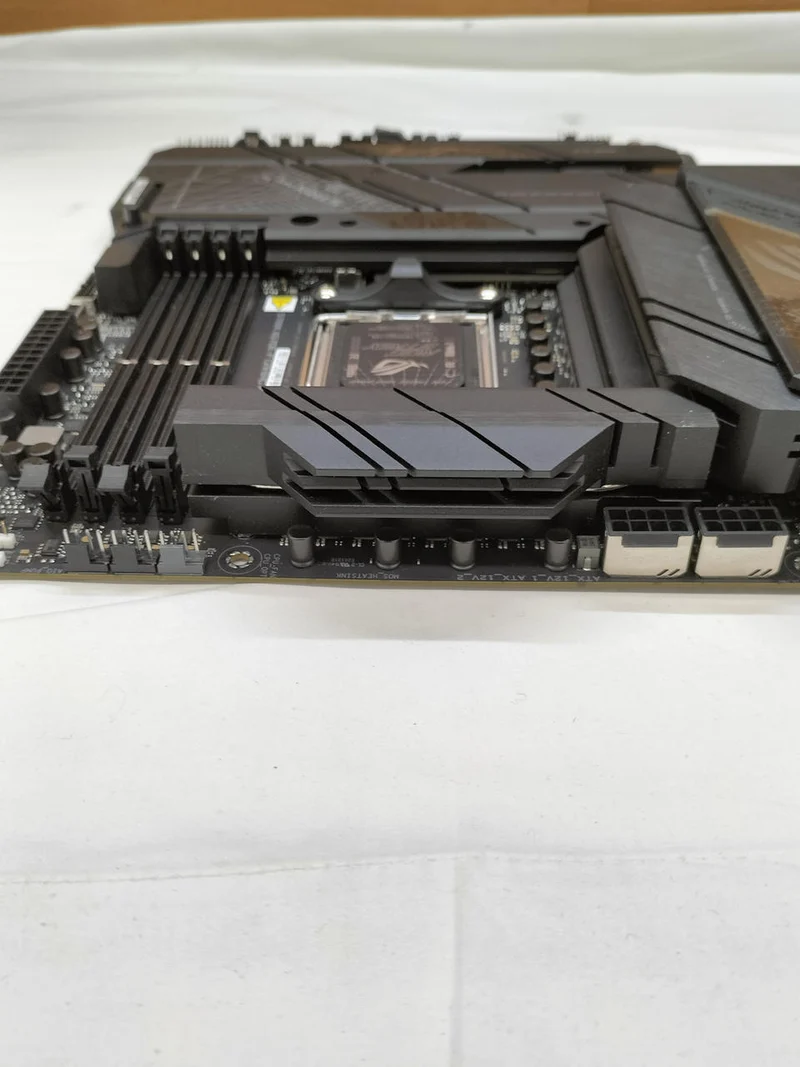 Carte mère ASUS ROG STRIX X670E-F compatible AMD