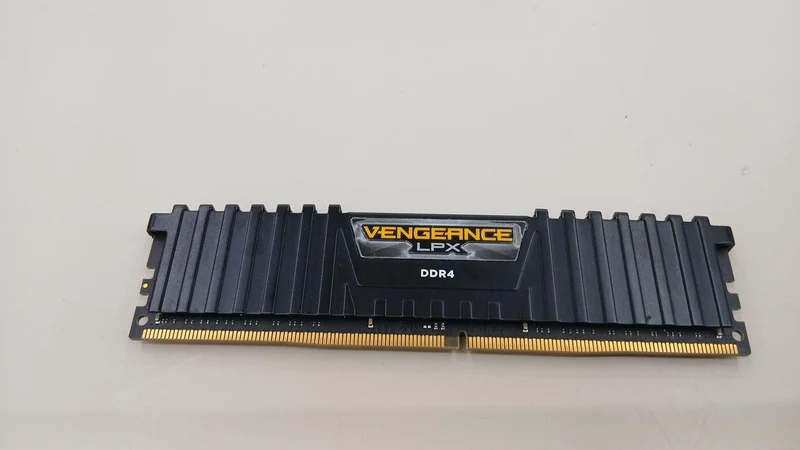 Mémoire vive CORSAIR (16 Go) CMK64GX4M4A2666C16