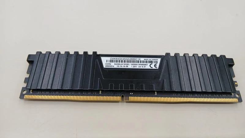 Mémoire vive CORSAIR (16 Go) CMK64GX4M4A2666C16