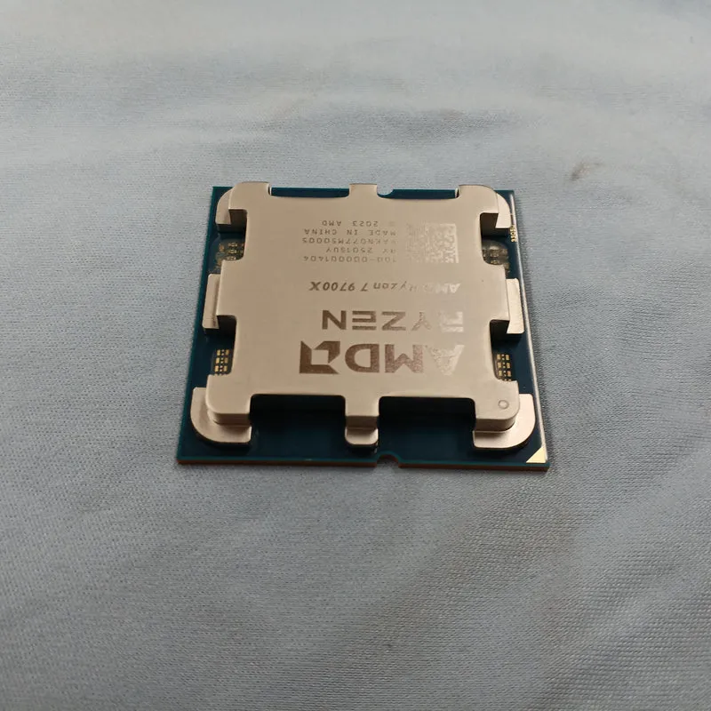 AMD CPU RYZEN 7 9700X