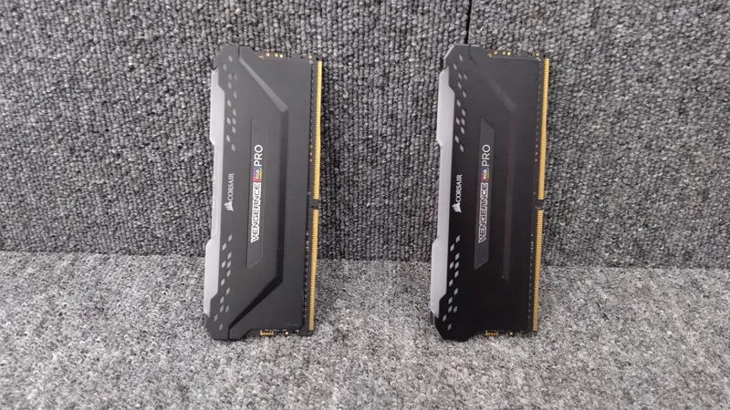 CORSAIR Memory CMW16GX4M2A2666C16W