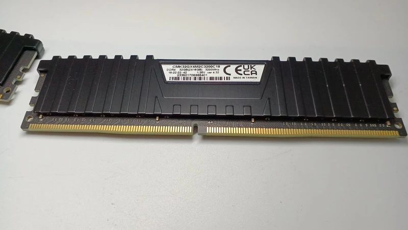 Mémoire CORSAIR CMK32GX4M2C3200C18