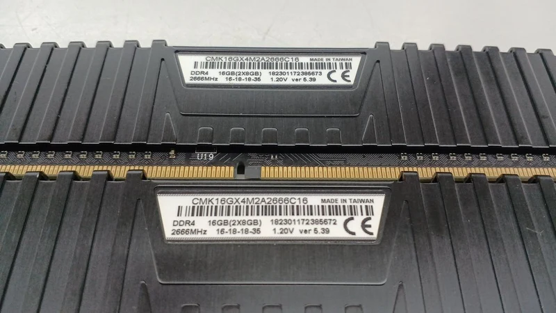 CORSAIR PC Memory CMK16G4M2A2666C16