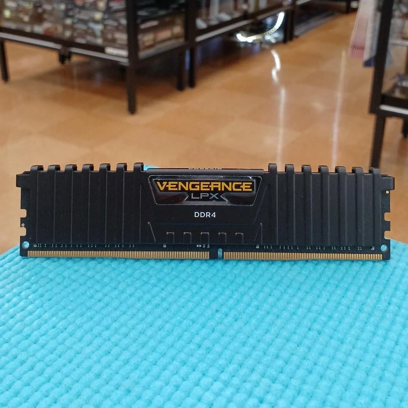 Mémoire PC CORSAIR CMK32GX4M2A2666C16