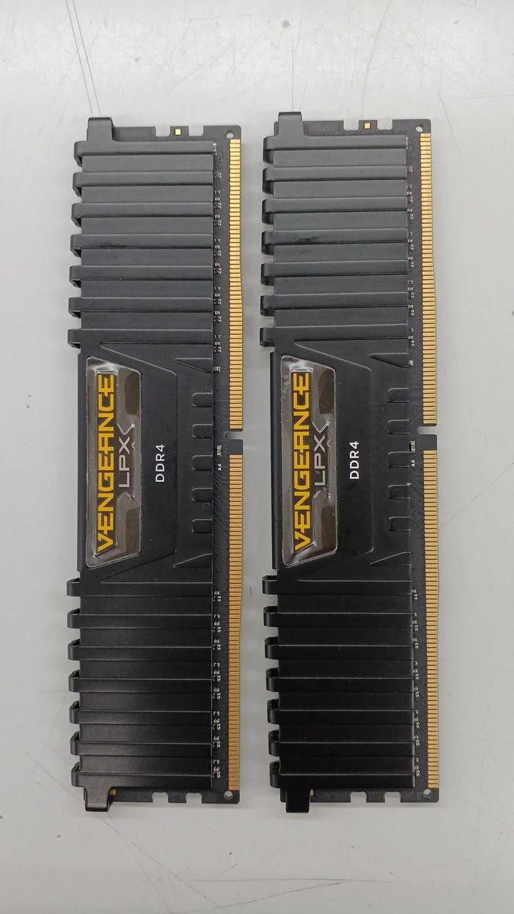 Mémoire CORSAIR pour PC de bureau CMK16GX4M2A2133C13
