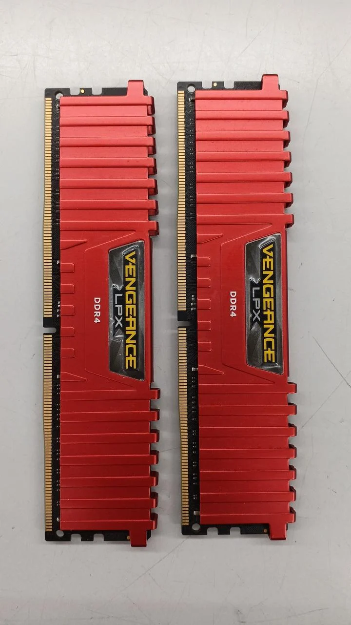 Mémoire de bureau CORSAIR CMK32GX4M2A2666C16R