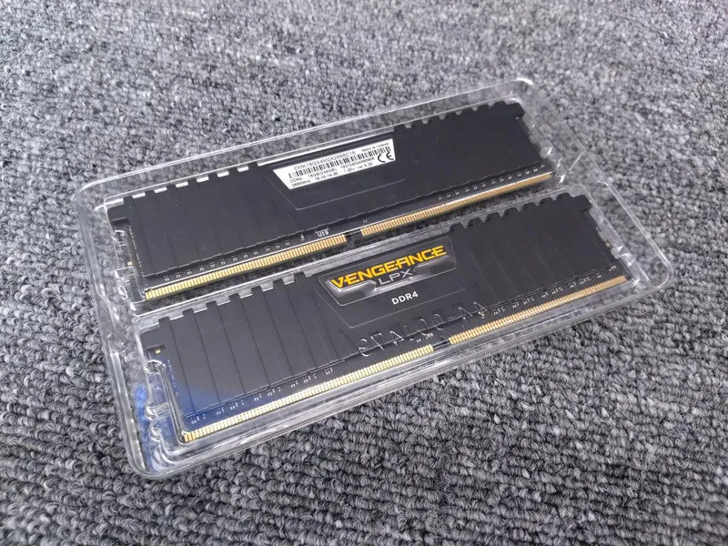 Mémoire PC CORSAIR CMK16GX4M2A2666C16
