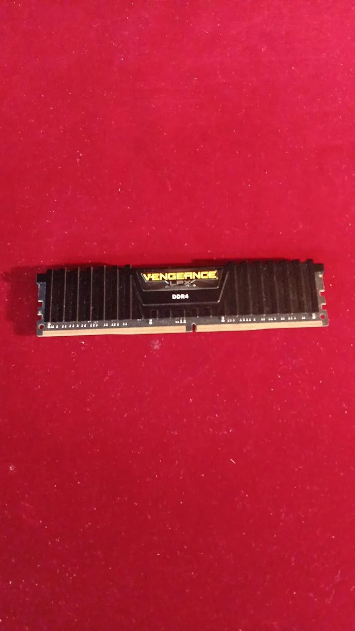 VENGEANCE Memory: 16GB CMK32GX4M2A2666C16