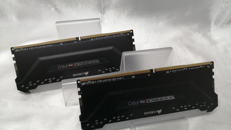 Mémoire PC CORSAIR CMW32GX4M2A2666C16