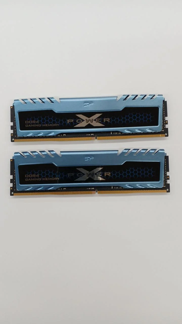 SILICON POWER Deux barrettes de mémoire pour ordinateur de bureau SP008GXLZU266BSA