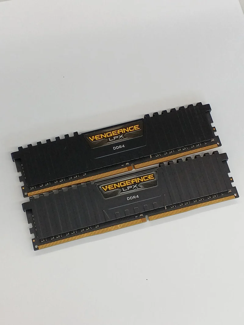 Kit de mémoire CORSAIR CMK64GX4M4A2666C16