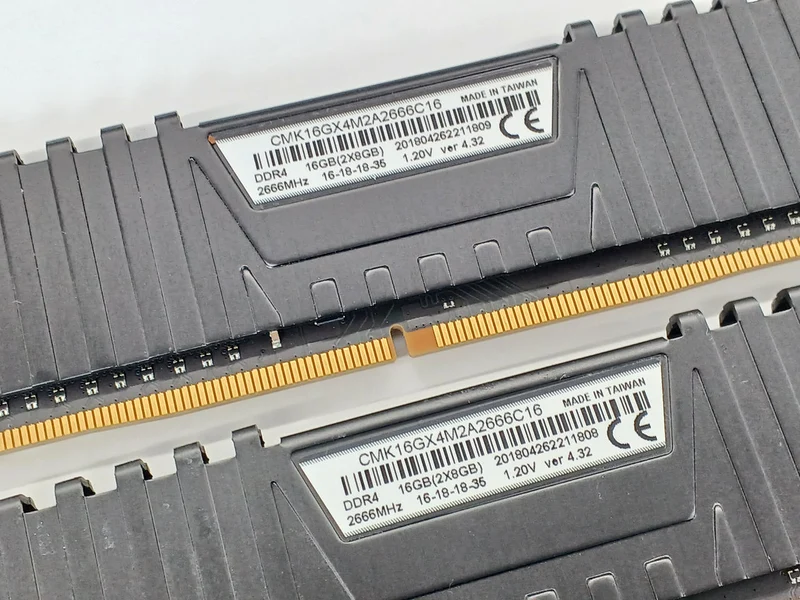 Kit de mémoire CORSAIR CMK64GX4M4A2666C16
