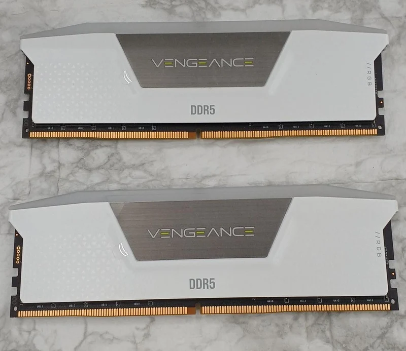 CORSAIR Memory CMH32GX5M2B6200C36W