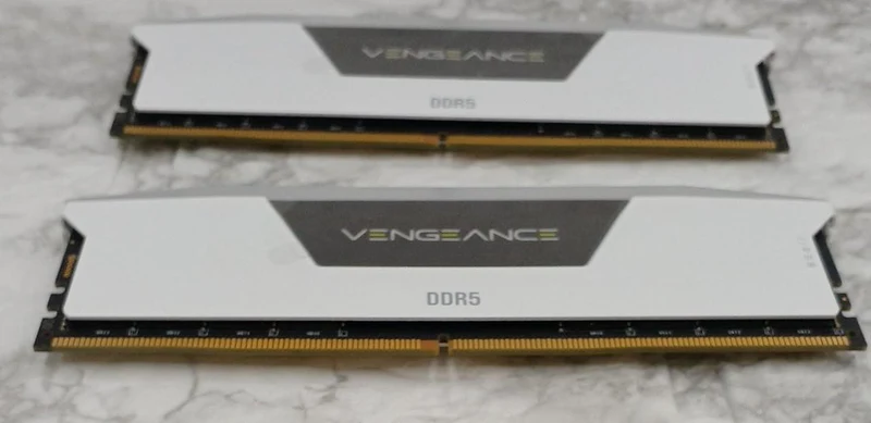 CORSAIR Memory CMH32GX5M2B6200C36W